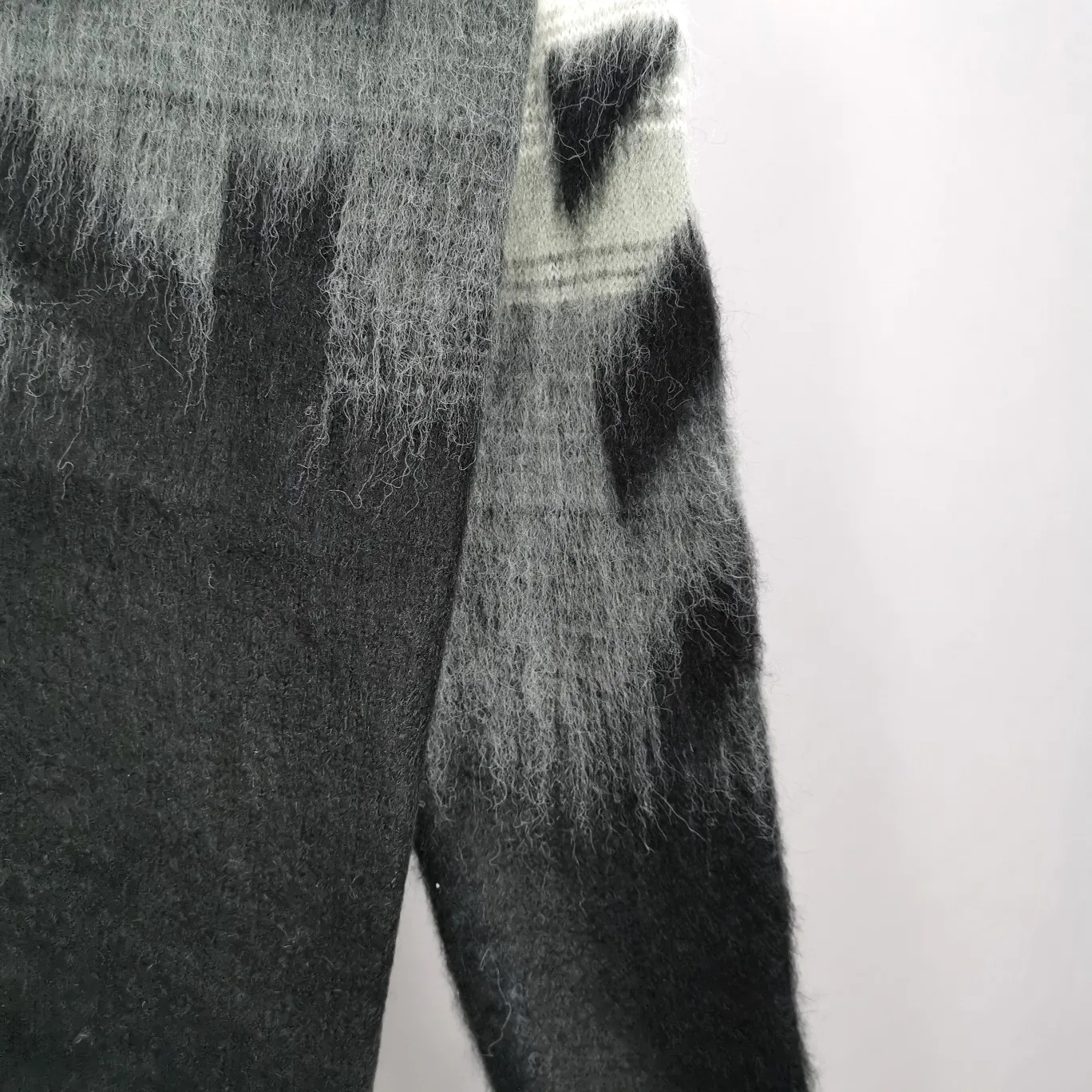 The new top tested version OFFWHITE (OW) Gradient Mohair Striped Arrow Sweater Hoodie Gradient Rendering Arrow Couple Knitted Sweater Mohair sweater OW will be released every year🛒 The same style and ever-changing colors, really no girl does not love it, it is super suitable for wearing under a down jacket in winter, and will not be bloated! If the lower body is missing, their favorite os version🙋🏻‍♀️ intuitively adds natural softness and fairy beauty effect, which is the best choice! The upper body is lightweight and does not weigh down the body while keeping warm. The sleeves and the gradient arrow parts on the back are repeatedly patterned until the gradient level is satisfied before large-scale products are released. The craftsmanship is extremely demanding. Each sweater is woolen at least ten times to give it a plush, thick feel and good fluffiness! ✅ Fabric composition: 50% mohair 32 spandex 18% wool, three-level anti-pilling Color: black and white gradient Sizes Mohair is lighter and softer, so be careful not to machine wash it, not machine washable! ! emphasize! !  ⚠️Hand wash with warm water and cold water P:440
